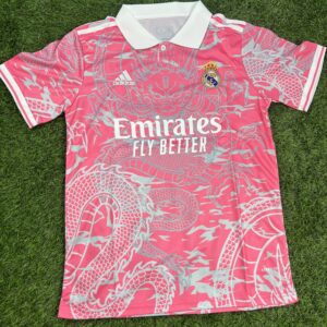 کیت رئال مادرید طرح دراگون رنگ صورتی | جنس تایلندی با کیفیت و طراحی خاص(هواداری)